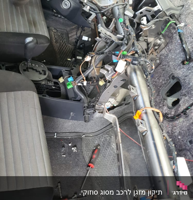 חיווט חשמלי בלוח מחוונים מפורק ברכב